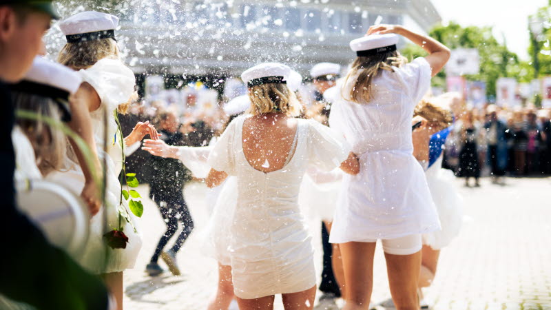 {"X":0.1,"Y":0.0,"Width":0.665,"Height":1.0}