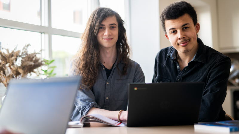 {"X":0.3025,"Y":0.0,"Width":0.665,"Height":1.0}